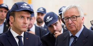 Emmanuel Macron neben Jean-Claude Juncker