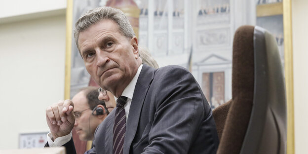 Günther Oettinger sitzt auf einem Sessel