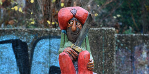 Eine Figur auf dem Ali-Baba-Spielplatz mit Turban und Machete lächelt heimtückisch