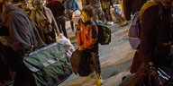 Ein junger Migrant trägt eine Tasche von Bord der Passagierfähre Blue Star 2 in der Hafenstadt Piräus, in der Nähe von Athen, Griechenland