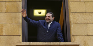 Saad Hariri grüßt aus einem Fenster
