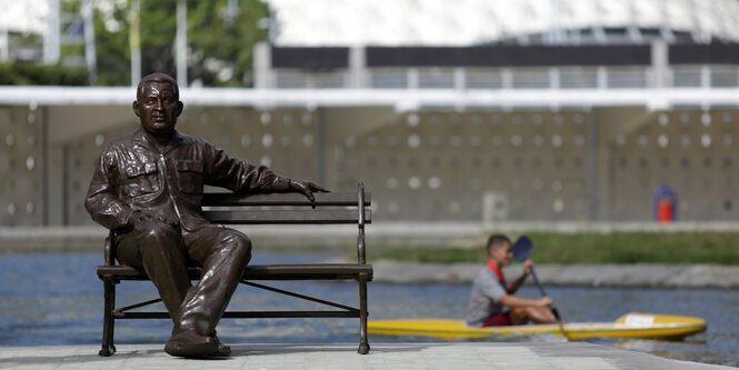 Eine Bronzestatue vor einem Fluss