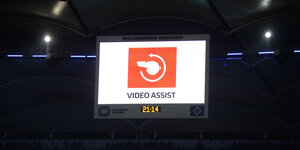 Anzeigetafel mit Video-Assist-Symbol