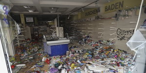 Blick durch ein zerstörtes Schaufenster eines verwüsteten und geplünderten Drogeriemarkts im Schanzenviertel