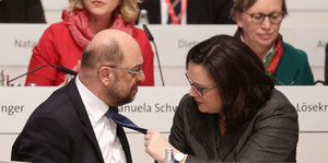 Andrea Nahles richtet Martin Schulz die Krawatte