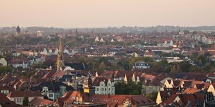 Eine Wolkenfront schiebt sich vor den blauen Himmel