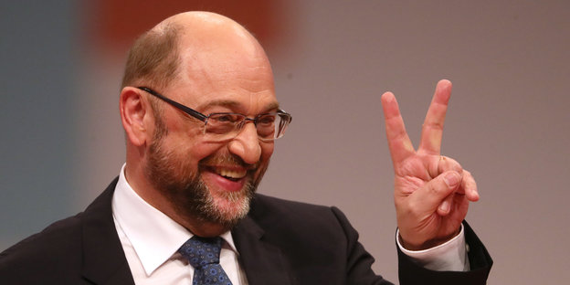 Martin Schulz macht das "Victory"-Zeichen