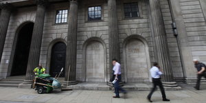 Fußgänger vor der Bank of England in London