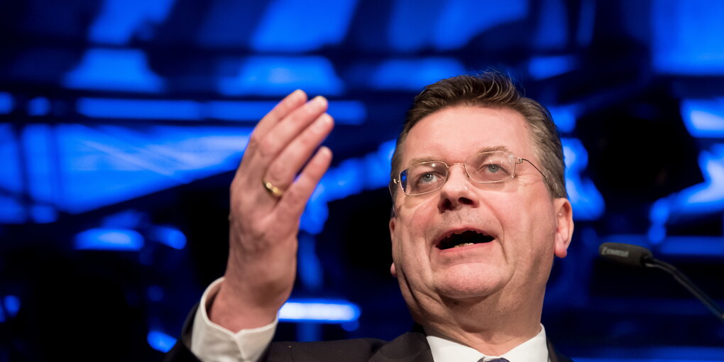 DFB-Präsident Reinhard Grindel gestikuliert während einer Rede