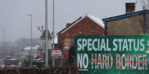 Ein Schild der katholischen Sinn-Fein-Partei in Nordirland mit der englischen Aufschrift "Sonderstatus, keine harte Grenze"