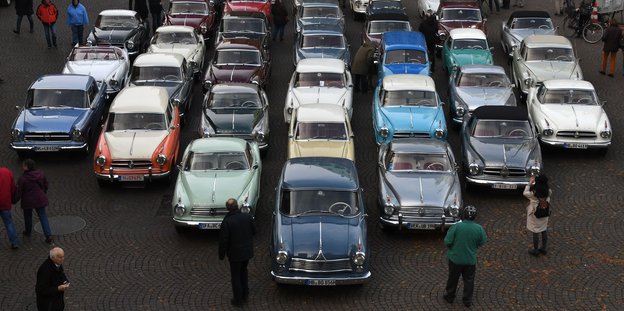 Historische Borgward-Modelle stehen in Reihen nebeneinander.
