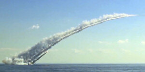 Rauch bildet sich hinter einer abgeschossenen Rakete über dem Meer