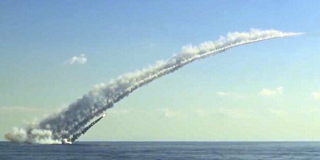 Rauch bildet sich hinter einer abgeschossenen Rakete über dem Meer