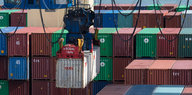 Gestapelte Container auf einem Schiff