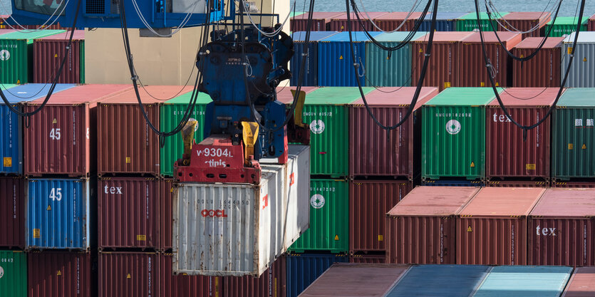 Gestapelte Container auf einem Schiff