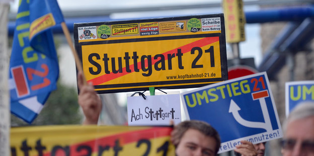 Demo gegen Stuttgart 21: Menschen mit Transparenten in der Hand
