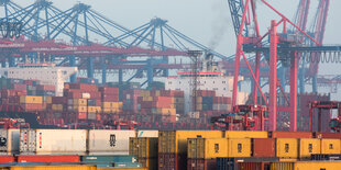 Container, Schiffe und Kräne in einem Hafen