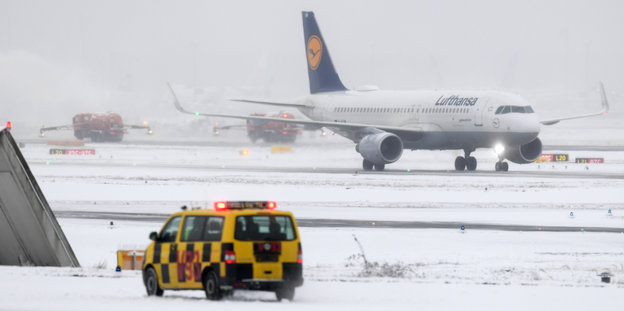 Ein Lufthansa-Flieger auf einem verschneiten Rollfeld