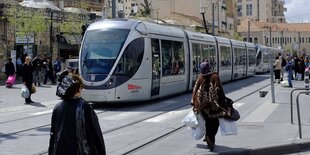 Eine Straßenbahn fährt