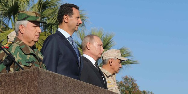 Assad und Putin auf einem Podium zwischen Generälen