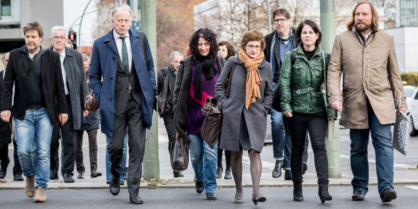 Habeck (li), Kretschmann, Trittin, Baerbock, Hofreiter und andere Grüne, wie sie eine Straße überqueren