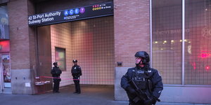 ein abgesperrter U-Bahneingang, der von Polizisten bewacht wird