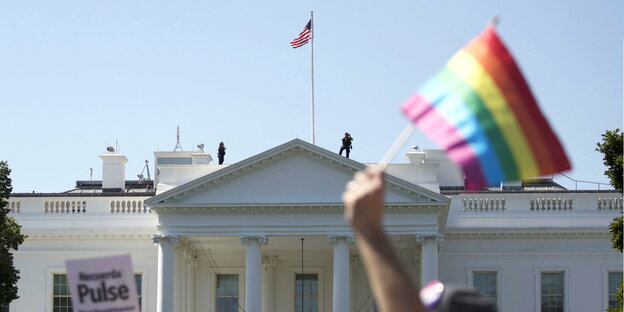vor dem Weißen Haus wird eine Regenbogenfahne geschwenkt