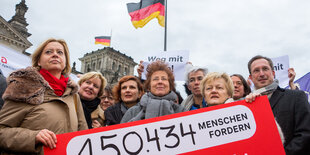 Mehrere Politikerinnen vor dem Reichstagsgebäude mit Plakat, auf dem die Zahl der Unterschriften steht