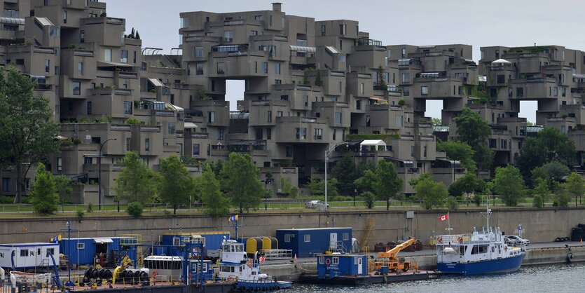 Betongebäude an einem Hafen