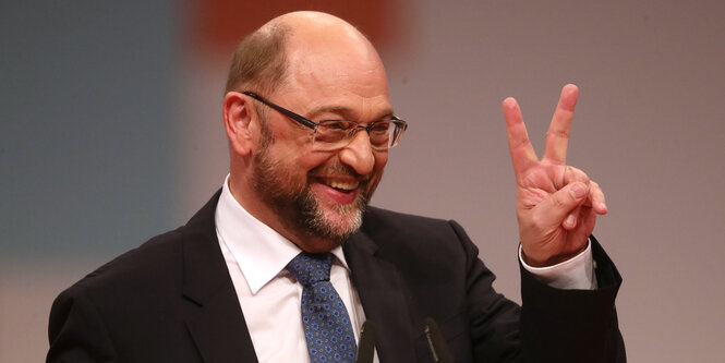 Schulz macht ein Victory-Zeichen