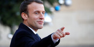 Emmanuel Macron zeigt mit der rechten Hand nach vorn