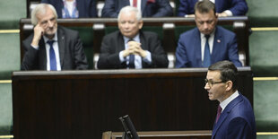 Männer in Anzügen im Parlament