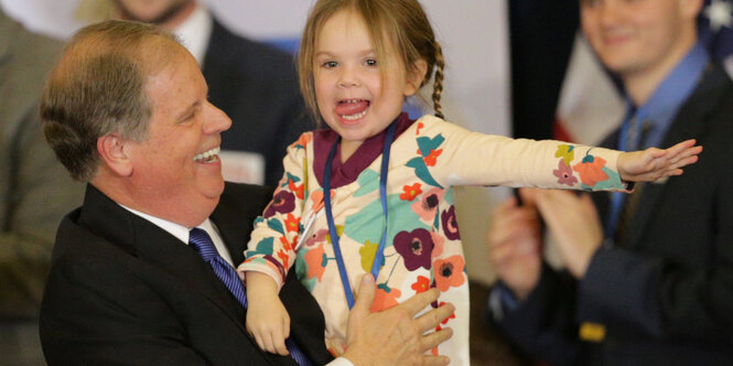 Doug Jones mit Enkeltochter auf dem Arm