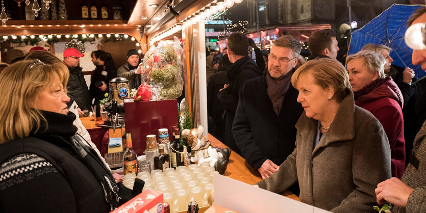 Eine Frau an einem Weihnachtsmarkt-Stand