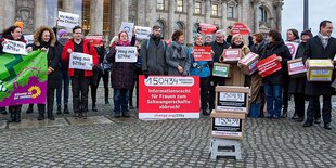 Die Initator*innen der Petition zur Abschaffung von 219a vor dem Reichstagsgebäude - mit Plakaten in der Hand