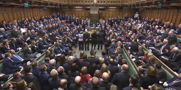 Mitglieder des House of Commons stehen nach einer Abstimmung über das Veto-Recht des britischen Parlaments über ein Brexit-Abkommen zusammen