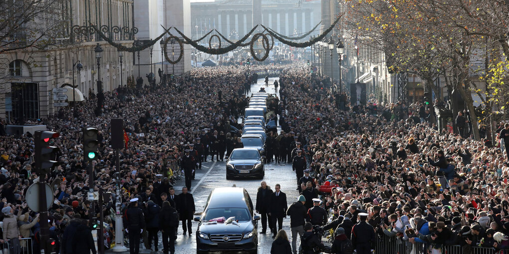 Der Sarg von Johnny Hallyday fährt in einem Auto dem Trauerzug voran in der Nähe des Place de la Concorde