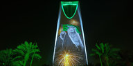 Auf dem KIngdom Tower leuchten die Fotos von König Salman und seinem Sohn