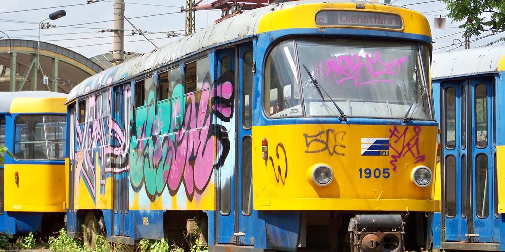 Ein ausrangierter Straßenbahnwagen steht im Depot.