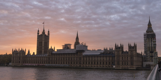 Sonnenuntergang hinter dem britischen Parlamentsgebäude