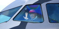Niki Lauda winkt im Jahr 2010 aus einem Niki-Flieger