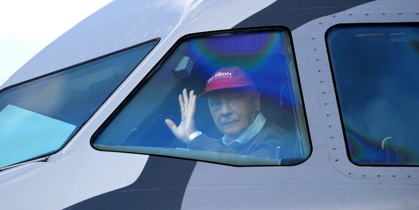 Niki Lauda winkt im Jahr 2010 aus einem Niki-Flieger