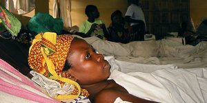 Eine Frau liegt im Panzi-Krankenhaus von Bukavu in einem Bett