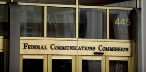 Der Eingang eines Bürogebäudes der Telekommunikationsaufsicht FCC