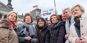 Die Ärztin Kristina Hänel steht mit Unterstützerinnen wie Renate Künast und Katja Kipping vor dem Reichstag in Berlin