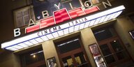 Ein beleuchteter Eingang zum Kino Babylon