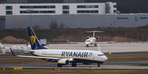 Ein Flugzeug von Ryanair steht auf einem Rollfeld