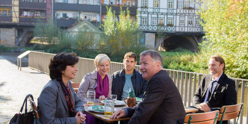 Das Ärzteteam der Serie "In aller Freunschaft" steht vor der Krämerbrücke in Erfurt.