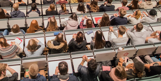 Studierende sitzen in einem Hörsaal