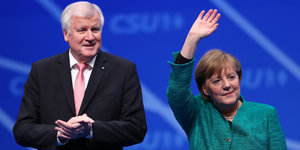 CSU-Chef Horst Seehofer und Bundeskanzlerin Angela Merkel, sie winkt
